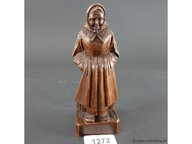 Handgesneden houten volkskunstbeeld van een oudere vrouw in traditionele klederdracht - afbeelding 1 van  5