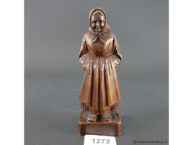Handgesneden houten volkskunstbeeld van een oudere vrouw in traditionele klederdracht - afbeelding 2 van  5