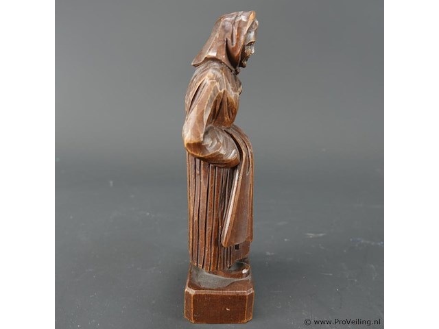 Handgesneden houten volkskunstbeeld van een oudere vrouw in traditionele klederdracht - afbeelding 3 van  5