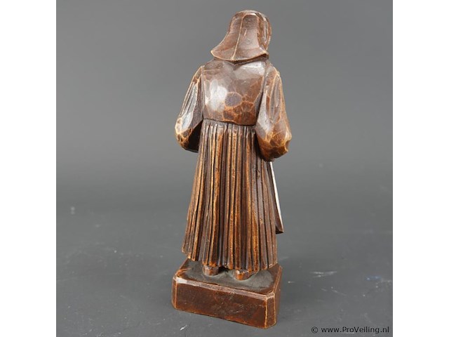Handgesneden houten volkskunstbeeld van een oudere vrouw in traditionele klederdracht - afbeelding 4 van  5