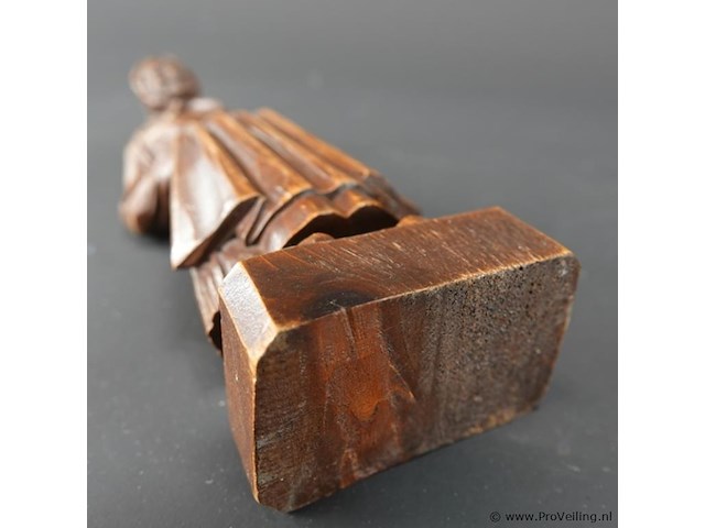 Handgesneden houten volkskunstbeeld van een oudere vrouw in traditionele klederdracht - afbeelding 5 van  5