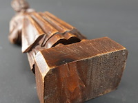 Handgesneden houten volkskunstbeeld van een oudere vrouw in traditionele klederdracht - afbeelding 5 van  5