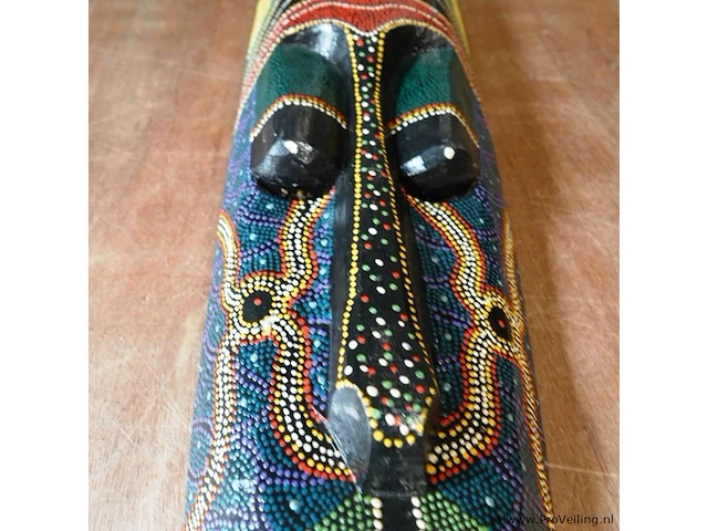 Handgesneden wandmasker met met de hand aangebrachte dot art - afbeelding 4 van  5