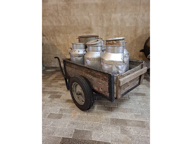 Handkar met 5x diverse melkbus en teems - afbeelding 1 van  10