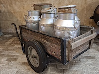 Handkar met 5x diverse melkbus en teems - afbeelding 1 van  10