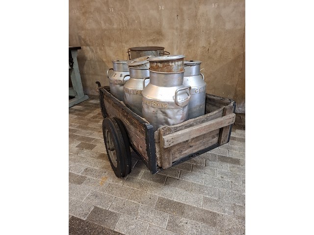 Handkar met 5x diverse melkbus en teems - afbeelding 3 van  10