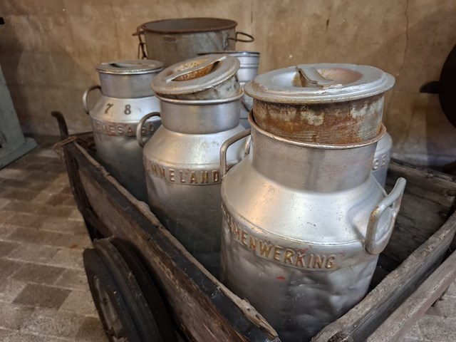 Handkar met 5x diverse melkbus en teems - afbeelding 5 van  10