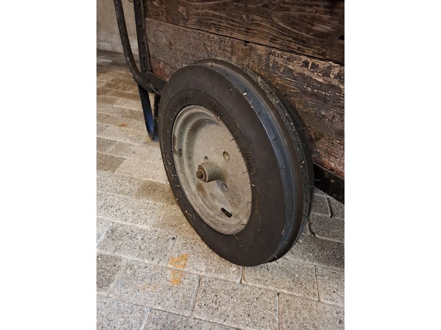 Handkar met 5x diverse melkbus en teems - afbeelding 6 van  10