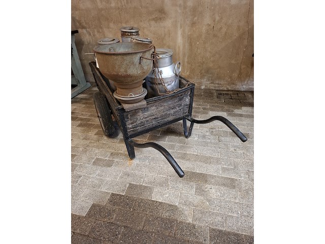 Handkar met 5x diverse melkbus en teems - afbeelding 7 van  10