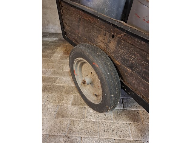 Handkar met 5x diverse melkbus en teems - afbeelding 9 van  10