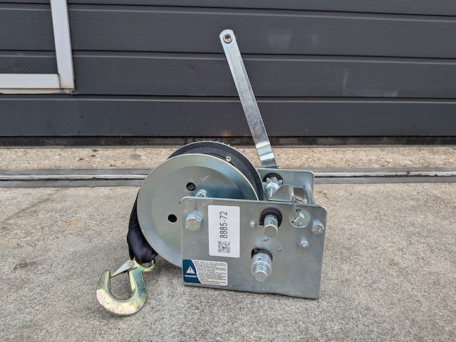 Handlier met ratelhendel, jun kaung, w06-525a, 2024 - afbeelding 1 van  6