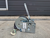 Handlier met ratelhendel, jun kaung, w06-525a, 2024 - afbeelding 1 van  6