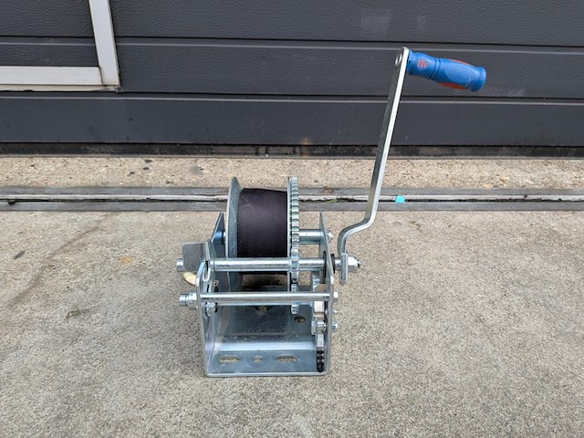 Handlier met ratelhendel, jun kaung, w06-525a, 2024 - afbeelding 2 van  6