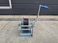 Handlier met ratelhendel, jun kaung, w06-525a, 2024 - afbeelding 2 van  6