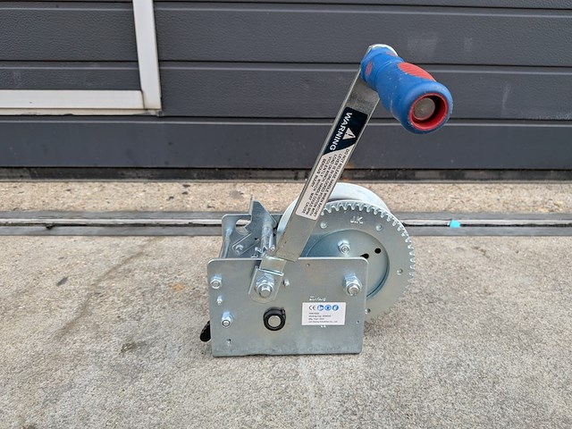 Handlier met ratelhendel, jun kaung, w06-525a, 2024 - afbeelding 3 van  6