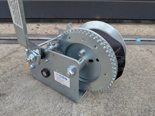 Handlier met ratelhendel, jun kaung, w06-525a, 2024 - afbeelding 4 van  6