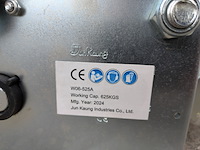 Handlier met ratelhendel, jun kaung, w06-525a, 2024 - afbeelding 6 van  6