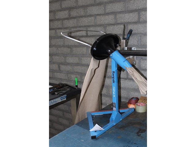 Handmatige papieropvulmachine ranpak fillpack m met doos papier. - afbeelding 2 van  2