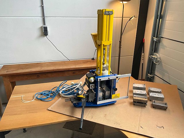 Handmatige spuitgiet machine met compressor - afbeelding 1 van  18