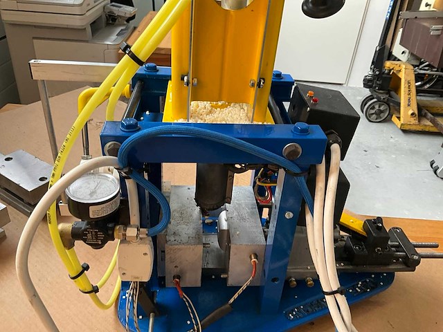 Handmatige spuitgiet machine met compressor - afbeelding 16 van  18