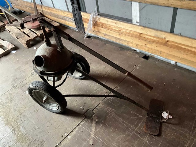 Handmatige waterpomp/ gierpomp - afbeelding 3 van  3