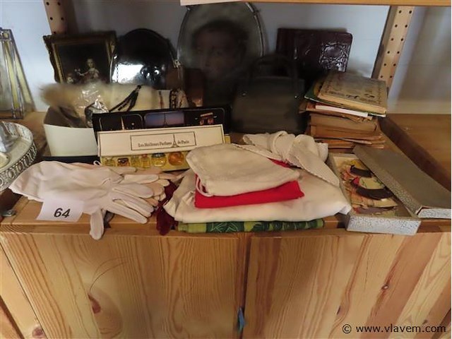 Handtassen, parfum, boeken, handschoentjes enz…. - afbeelding 1 van  6