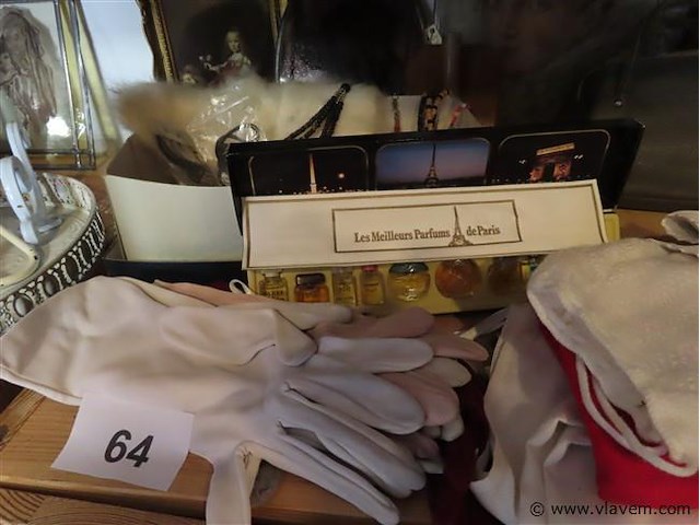 Handtassen, parfum, boeken, handschoentjes enz…. - afbeelding 2 van  6