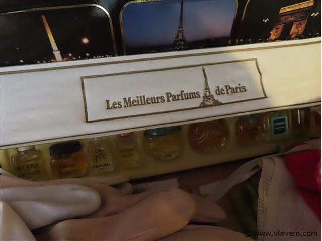 Handtassen, parfum, boeken, handschoentjes enz…. - afbeelding 3 van  6