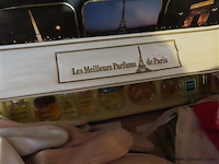 Handtassen, parfum, boeken, handschoentjes enz…. - afbeelding 3 van  6