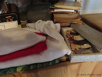 Handtassen, parfum, boeken, handschoentjes enz…. - afbeelding 4 van  6