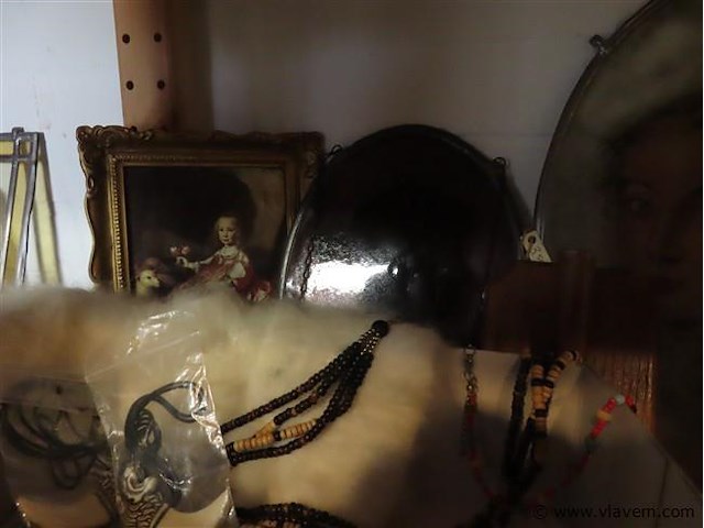 Handtassen, parfum, boeken, handschoentjes enz…. - afbeelding 6 van  6