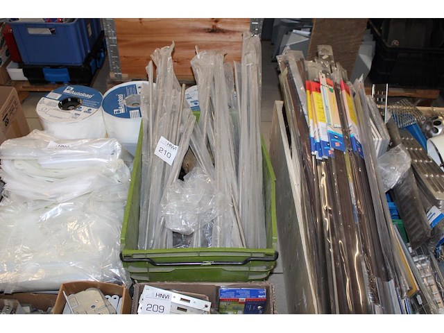 Handvaten in diverse lengtes in kunststof krat. - afbeelding 1 van  3