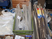 Handvaten in diverse lengtes in kunststof krat. - afbeelding 1 van  3