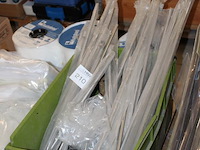 Handvaten in diverse lengtes in kunststof krat. - afbeelding 2 van  3