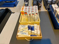 Handverzorging en zonnecrème in plastic krat (2x) - afbeelding 1 van  2