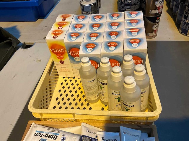 Handverzorging en zonnecrème in plastic krat (2x) - afbeelding 2 van  2