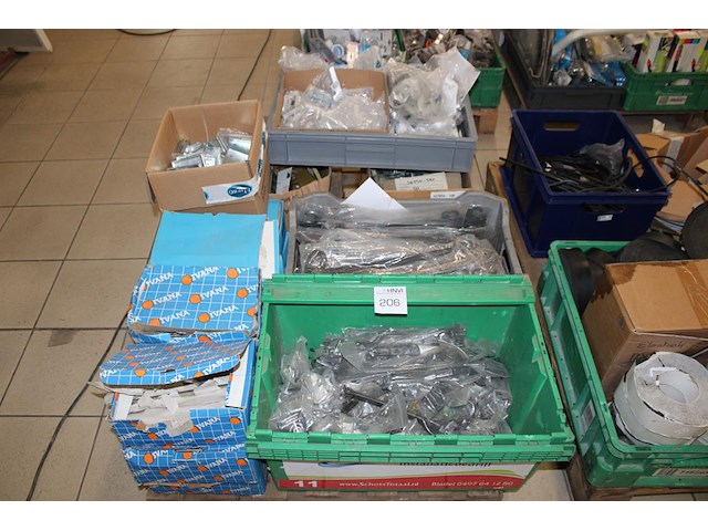 Hang- en sluitwerk op pallet w.o. sloten, klinken en beslag. - afbeelding 1 van  3