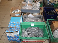 Hang- en sluitwerk op pallet w.o. sloten, klinken en beslag. - afbeelding 1 van  3