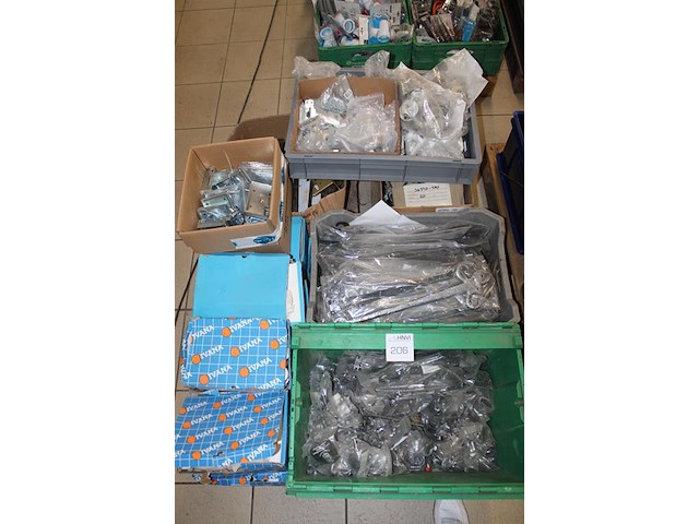 Hang- en sluitwerk op pallet w.o. sloten, klinken en beslag. - afbeelding 2 van  3