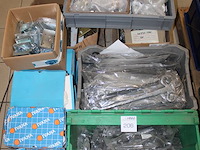 Hang- en sluitwerk op pallet w.o. sloten, klinken en beslag. - afbeelding 2 van  3