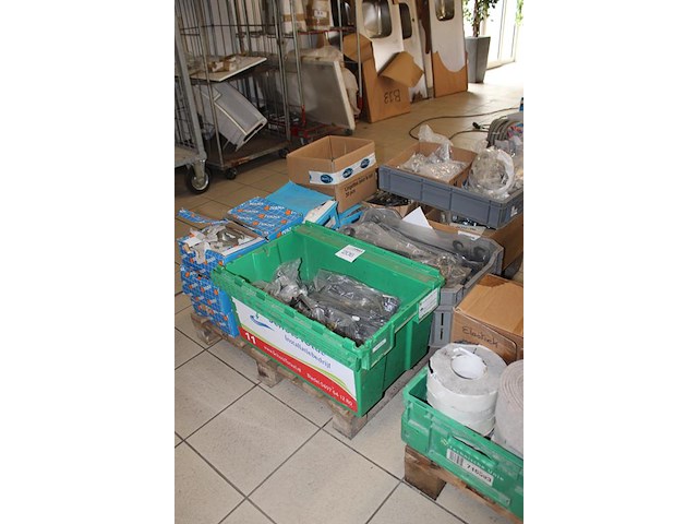 Hang- en sluitwerk op pallet w.o. sloten, klinken en beslag. - afbeelding 3 van  3