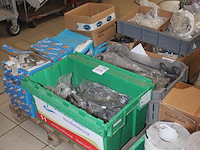 Hang- en sluitwerk op pallet w.o. sloten, klinken en beslag. - afbeelding 3 van  3