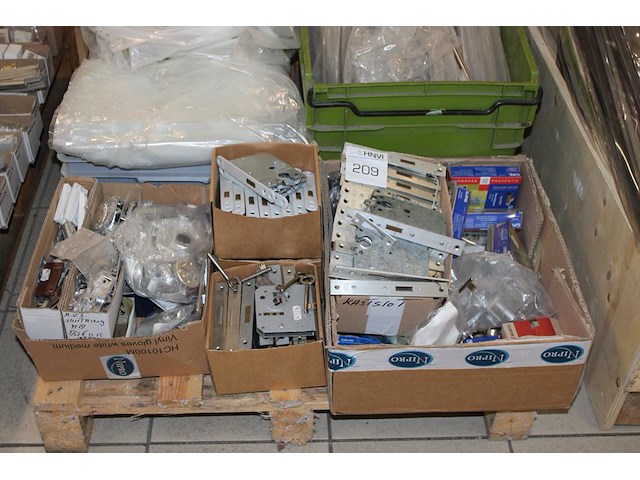 Hang- en sluitwerk w.o. sloten en dievenklauwen in 4 dozen. - afbeelding 1 van  3