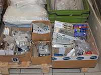 Hang- en sluitwerk w.o. sloten en dievenklauwen in 4 dozen. - afbeelding 1 van  3