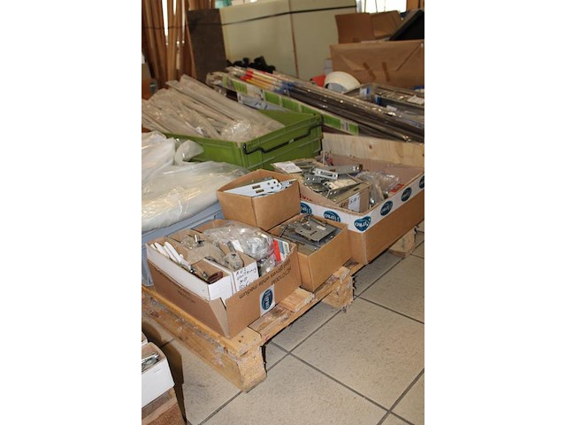 Hang- en sluitwerk w.o. sloten en dievenklauwen in 4 dozen. - afbeelding 2 van  3