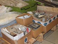 Hang- en sluitwerk w.o. sloten en dievenklauwen in 4 dozen. - afbeelding 2 van  3