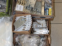 Hang- en sluitwerk w.o. sloten en dievenklauwen in 4 dozen. - afbeelding 3 van  3