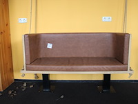"hangbank" op metalen poten en kunstlederen zitting. afmeting 145 x 57 x 86 cm. - afbeelding 1 van  3