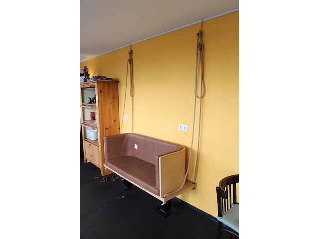 "hangbank" op metalen poten en kunstlederen zitting. afmeting 145 x 57 x 86 cm. - afbeelding 2 van  3