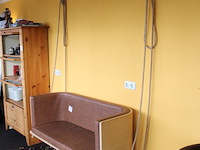 "hangbank" op metalen poten en kunstlederen zitting. afmeting 145 x 57 x 86 cm. - afbeelding 2 van  3